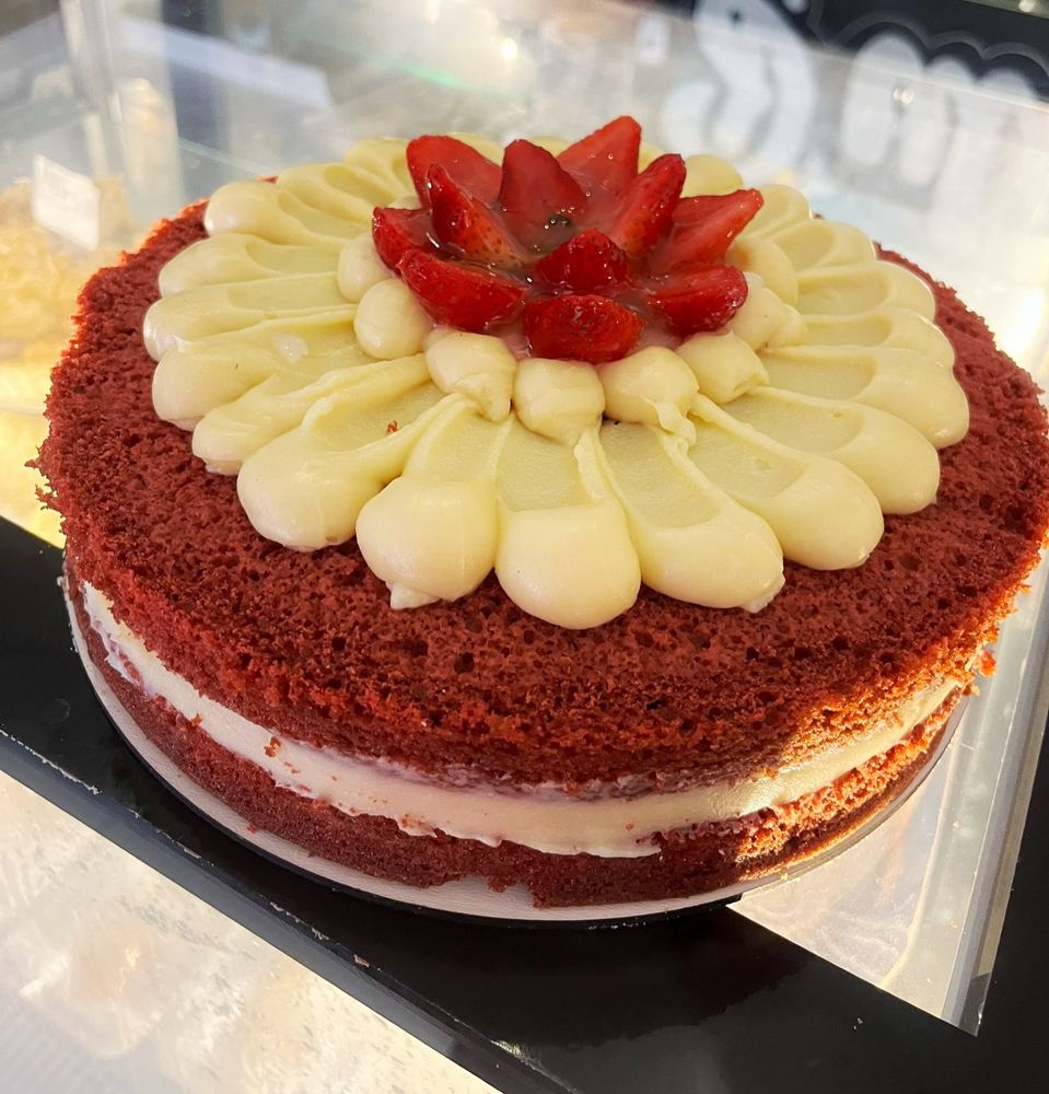 Torta de red velvet com morangos